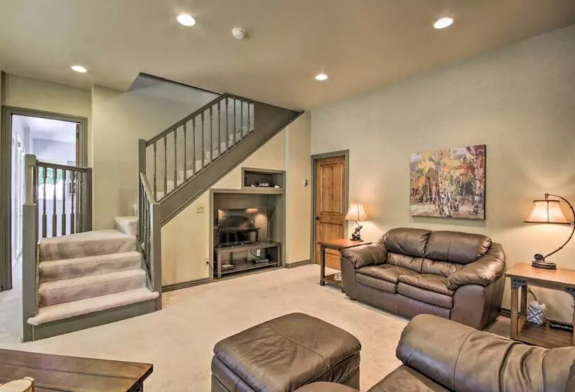 Rivers Edge Mtn Home: Private Hot Tub & Views