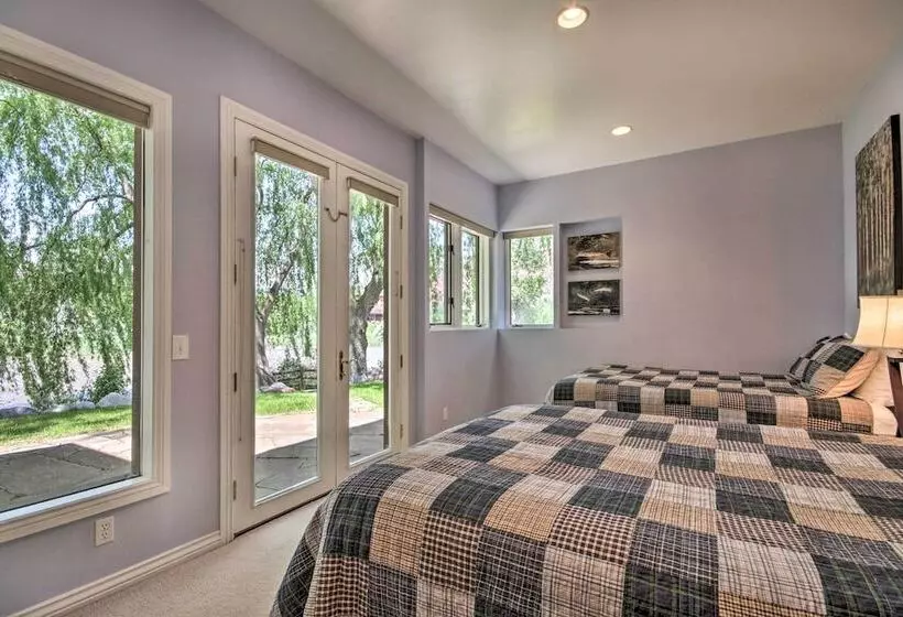 Rivers Edge Mtn Home: Private Hot Tub & Views