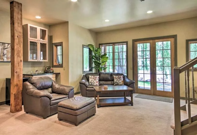 Rivers Edge Mtn Home: Private Hot Tub & Views