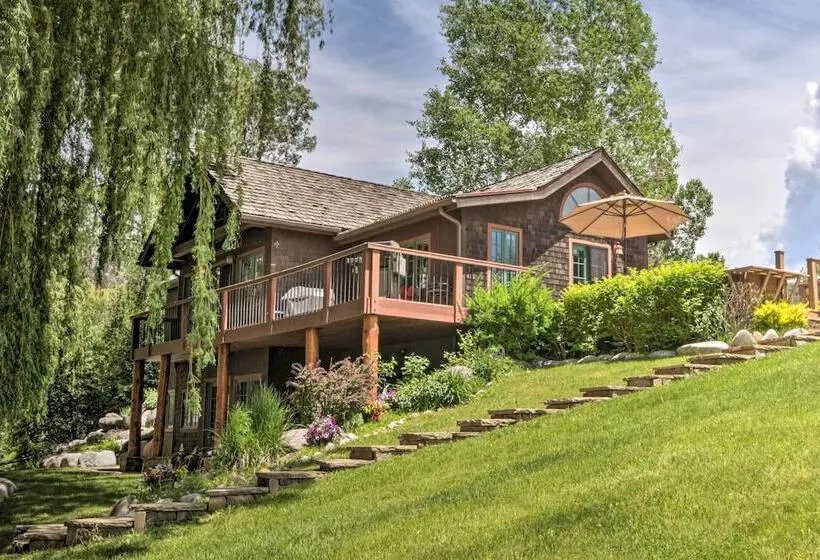 Rivers Edge Mtn Home: Private Hot Tub & Views