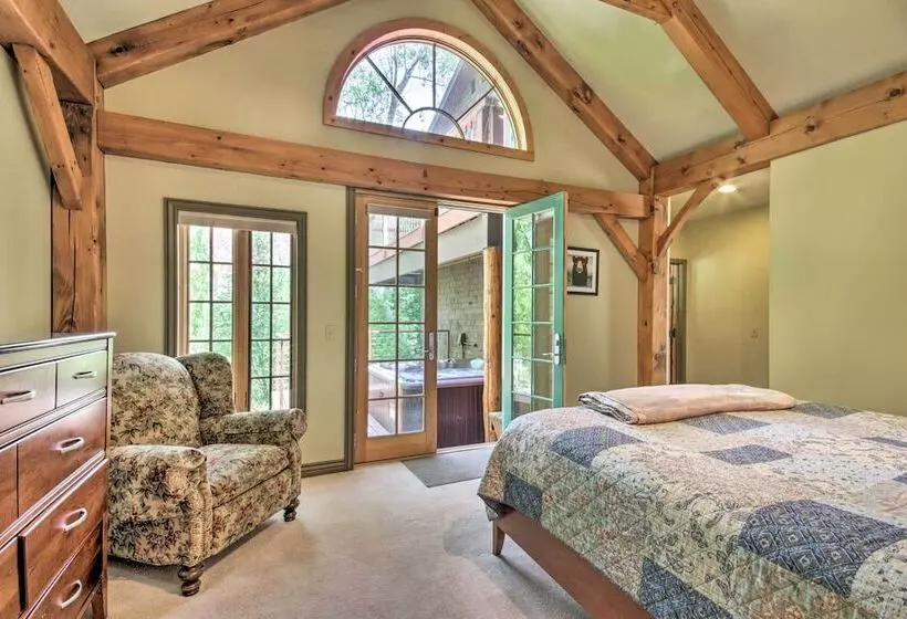 Rivers Edge Mtn Home: Private Hot Tub & Views