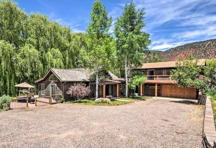 Rivers Edge Mtn Home: Private Hot Tub & Views