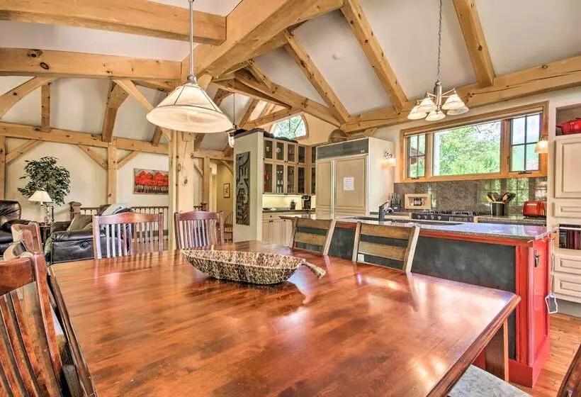 Rivers Edge Mtn Home: Private Hot Tub & Views