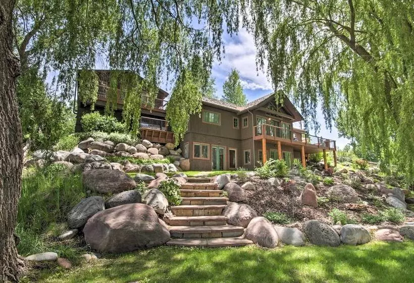 Rivers Edge Mtn Home: Private Hot Tub & Views