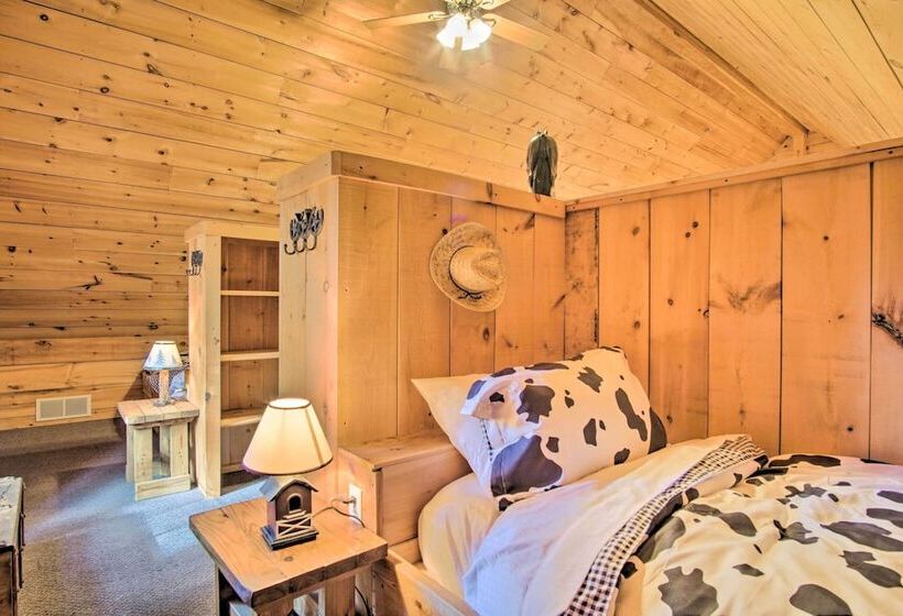 Rustic Rothbury Cabin W/ Resort Amenity Access!