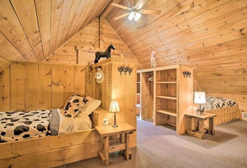 Rustic Rothbury Cabin W/ Resort Amenity Access!