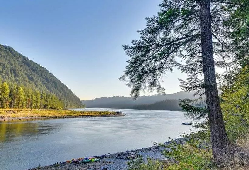 Rustic Cougar Cabin W/ Wood Burning Fire Pit!