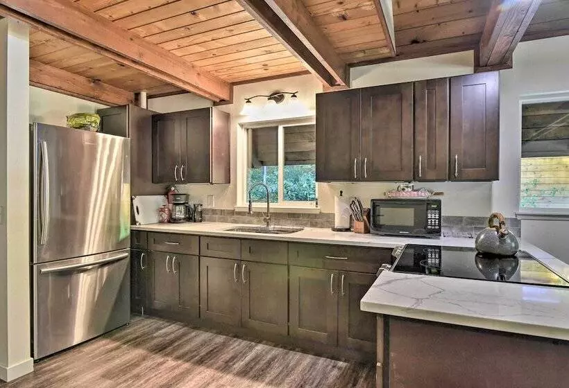 Rustic Cougar Cabin W/ Wood Burning Fire Pit!