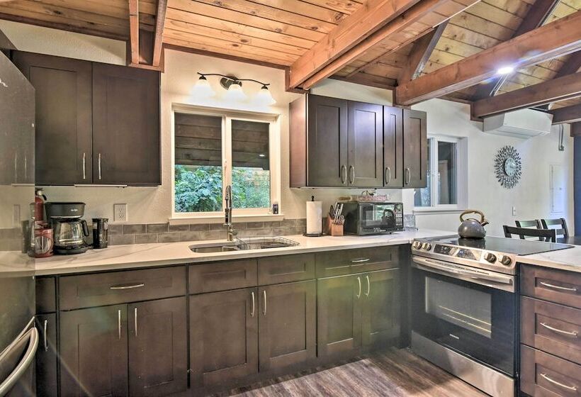 Rustic Cougar Cabin W/ Wood Burning Fire Pit!