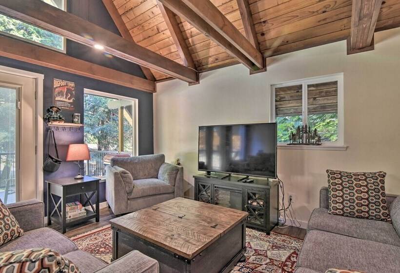 Rustic Cougar Cabin W/ Wood Burning Fire Pit!