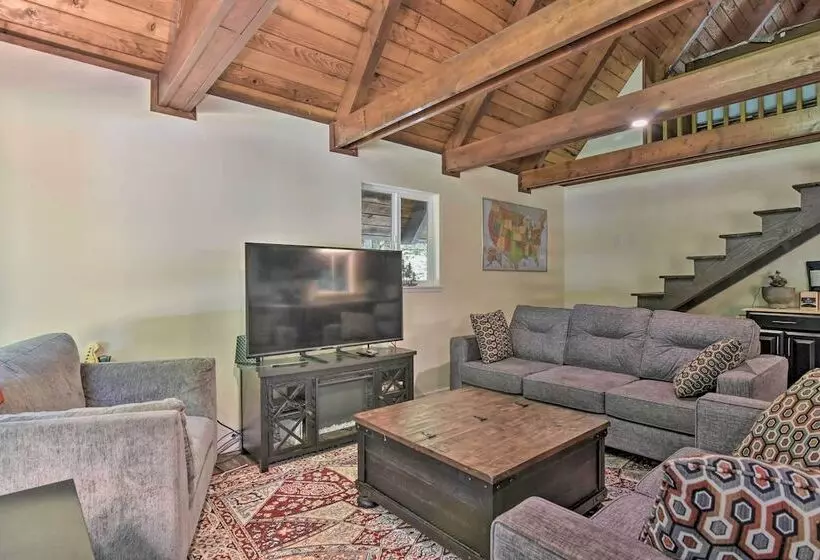 Rustic Cougar Cabin W/ Wood Burning Fire Pit!