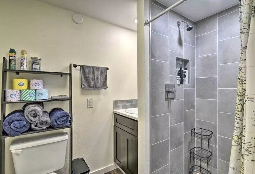 Rustic Cougar Cabin W/ Wood Burning Fire Pit!