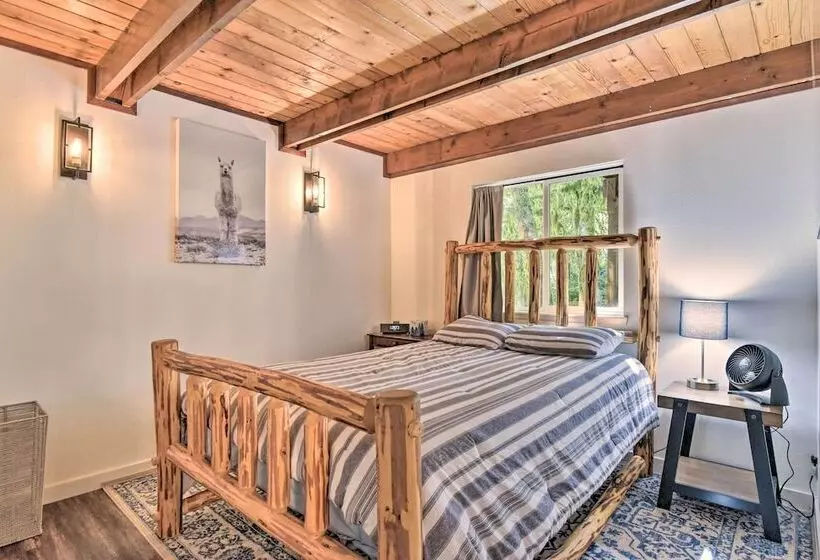 Rustic Cougar Cabin W/ Wood Burning Fire Pit!