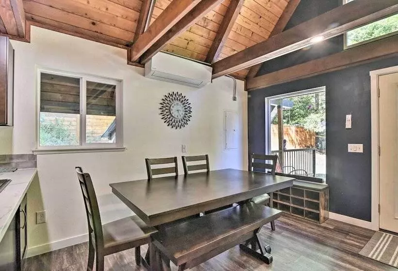 Rustic Cougar Cabin W/ Wood Burning Fire Pit!