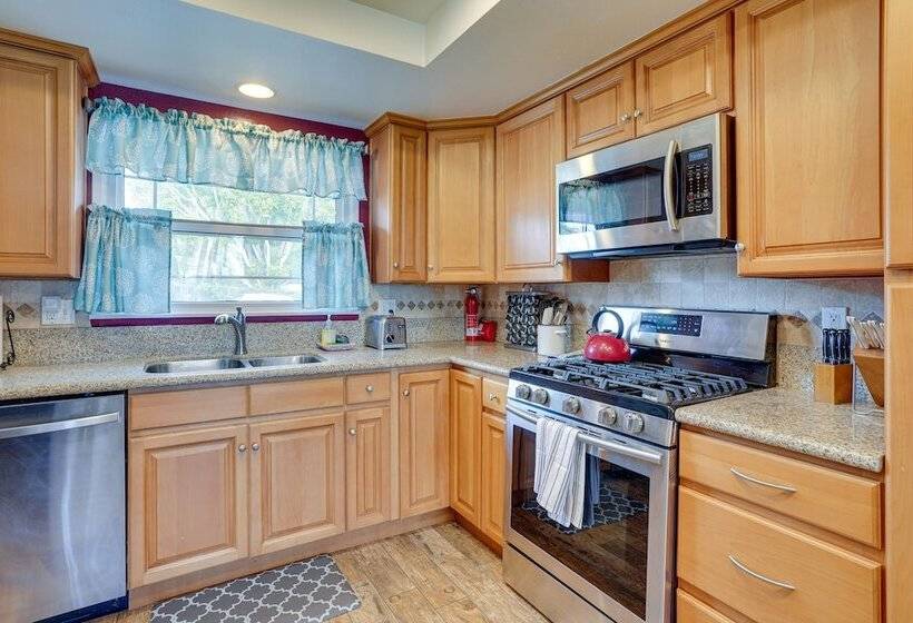 Santa Ana Home W/ Patio, 9 Mi To Disneyland!