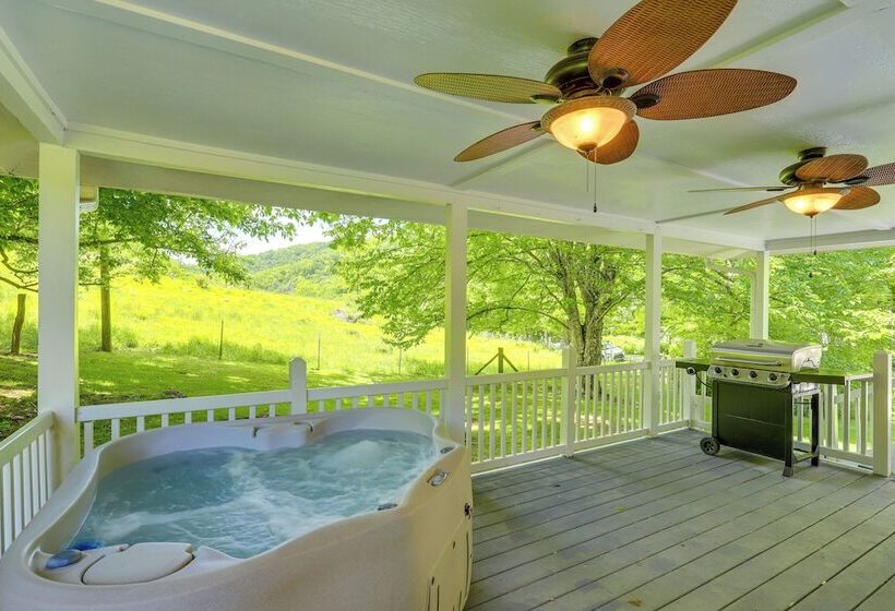 Secluded Marshall Cottage: Hot Tub + Mountain View