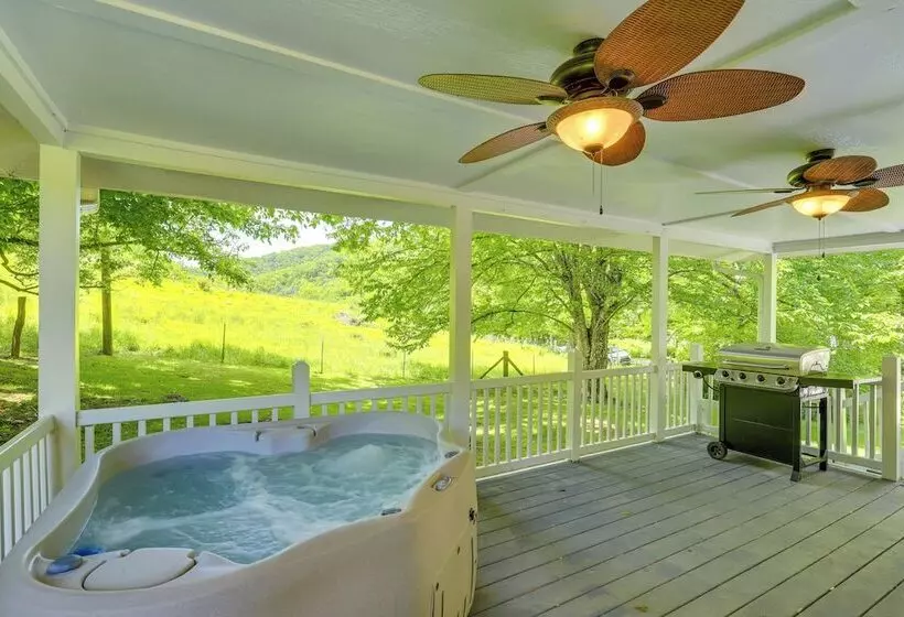 Secluded Marshall Cottage: Hot Tub + Mountain View
