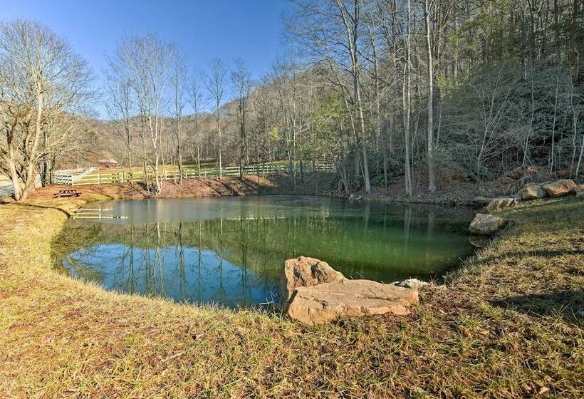 Secluded Marshall Cottage: Hot Tub + Mountain View