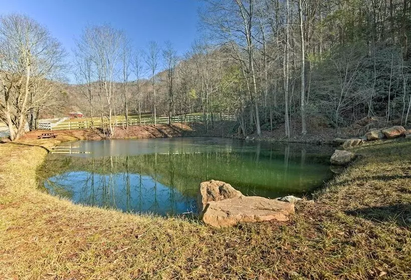 Secluded Marshall Cottage: Hot Tub + Mountain View