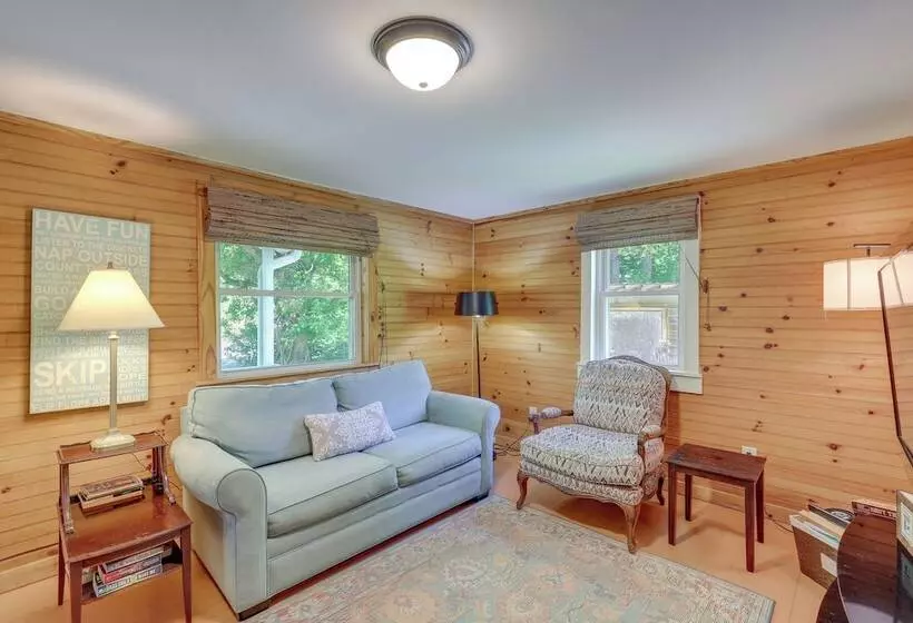 Secluded Marshall Cottage: Hot Tub + Mountain View