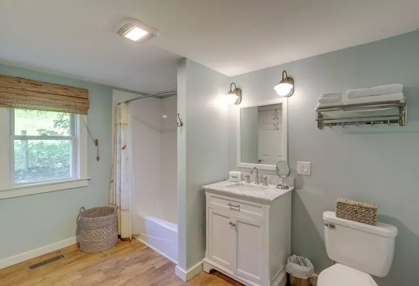 Secluded Marshall Cottage: Hot Tub + Mountain View