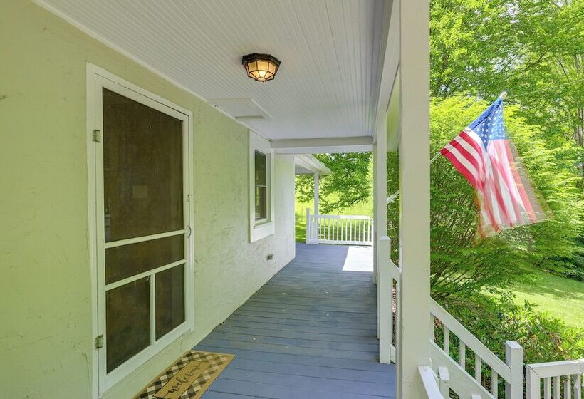 Secluded Marshall Cottage: Hot Tub + Mountain View