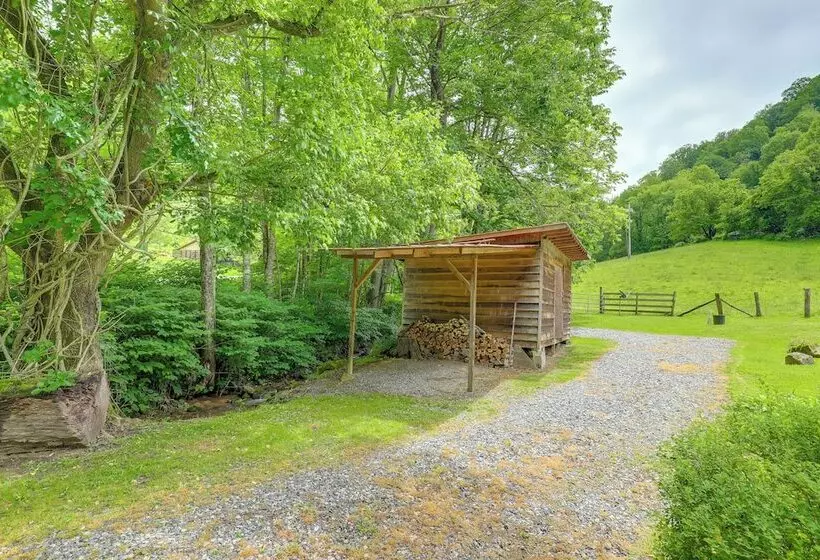 Secluded Marshall Cottage: Hot Tub + Mountain View