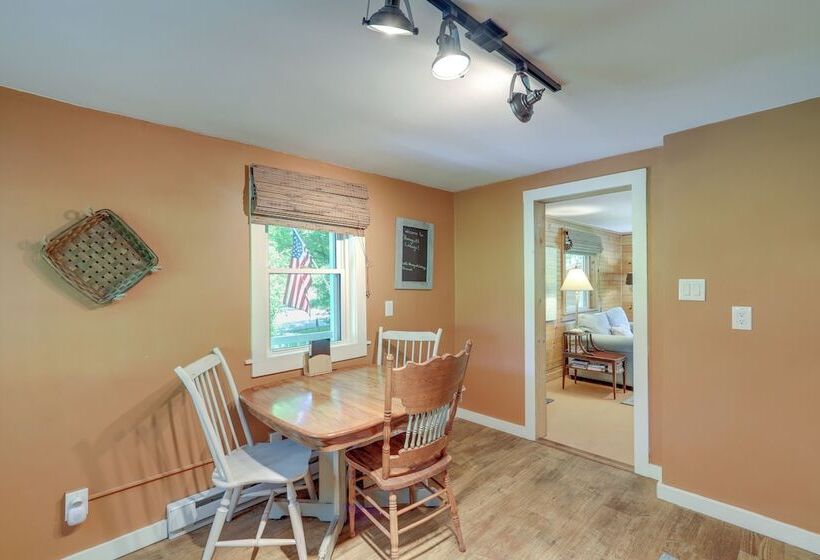 Secluded Marshall Cottage: Hot Tub + Mountain View