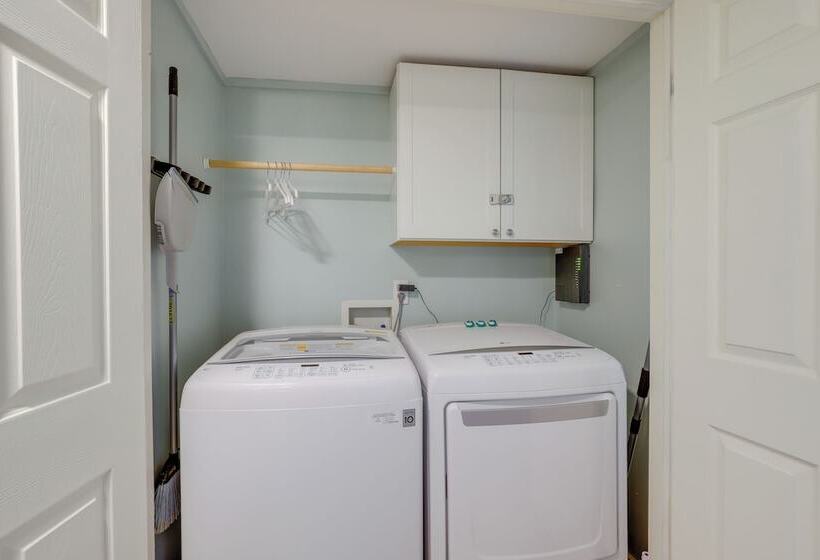 Secluded Marshall Cottage: Hot Tub + Mountain View