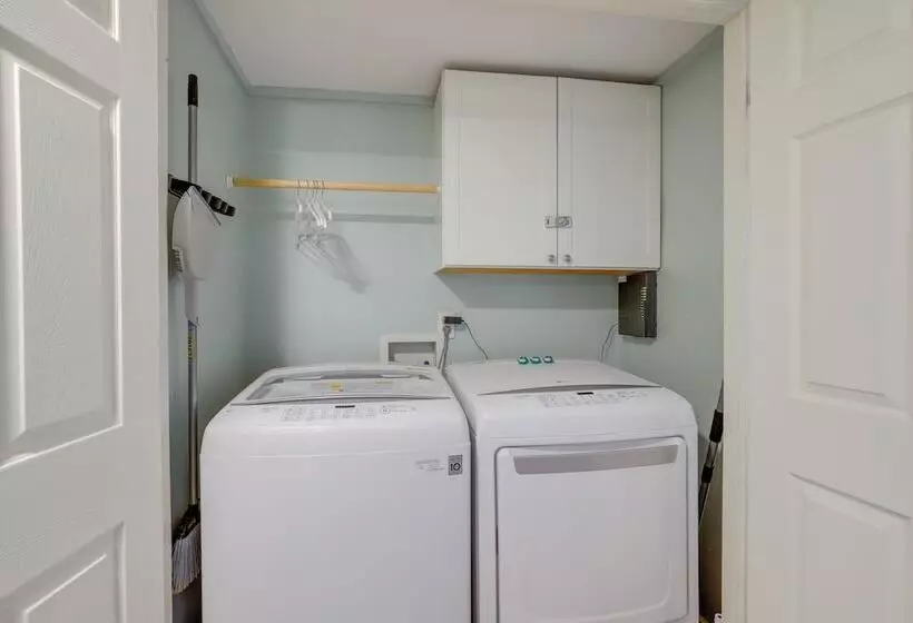 Secluded Marshall Cottage: Hot Tub + Mountain View