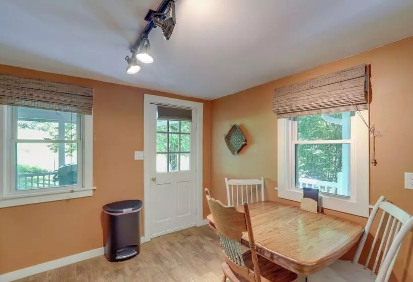 Secluded Marshall Cottage: Hot Tub + Mountain View