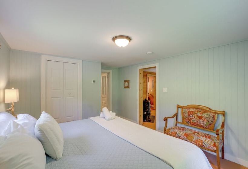 Secluded Marshall Cottage: Hot Tub + Mountain View