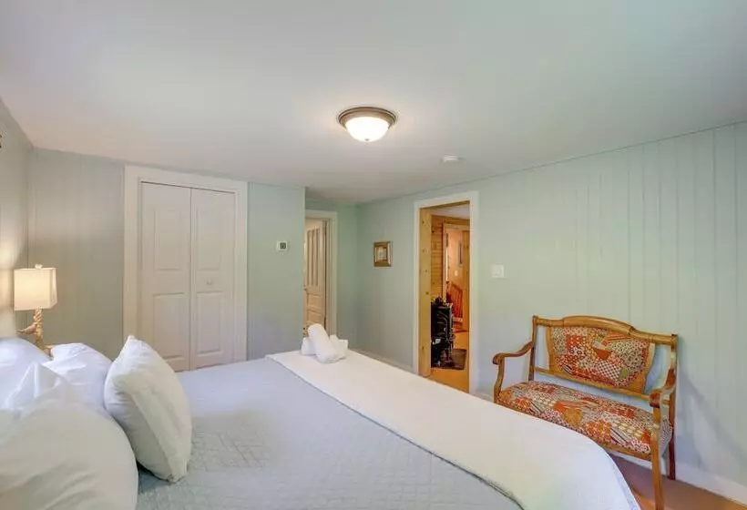 Secluded Marshall Cottage: Hot Tub + Mountain View