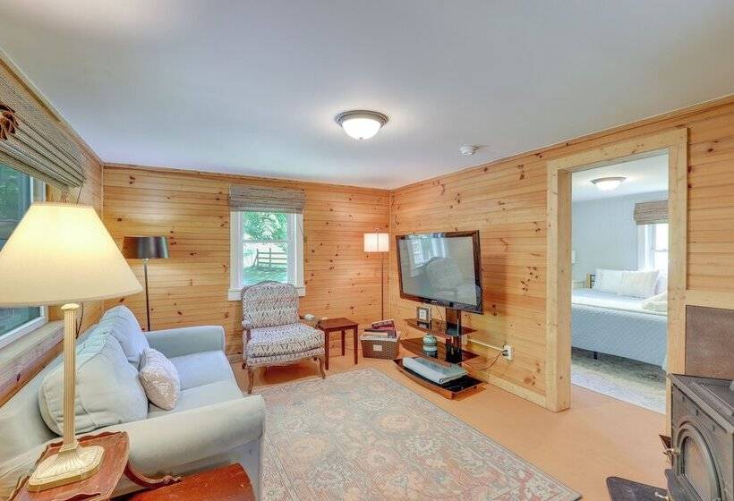 Secluded Marshall Cottage: Hot Tub + Mountain View