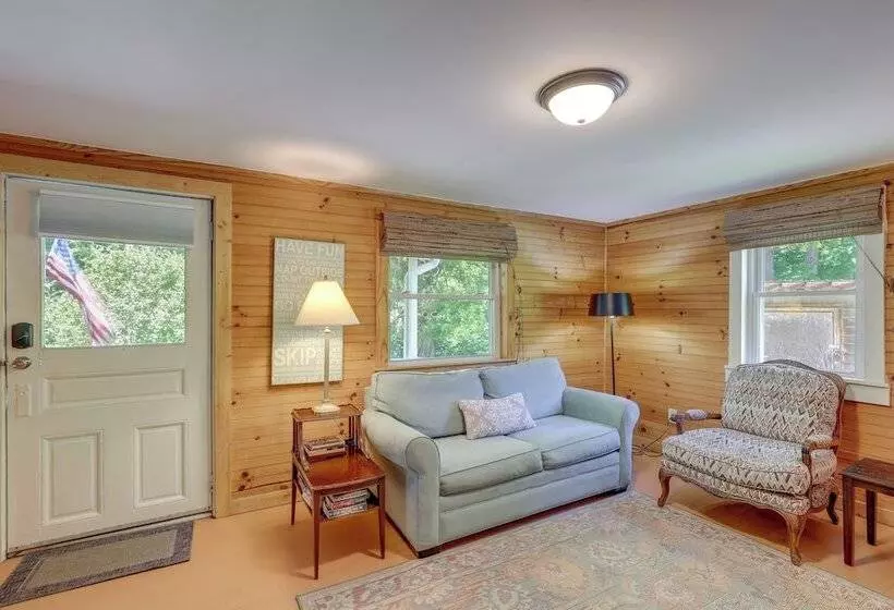 Secluded Marshall Cottage: Hot Tub + Mountain View