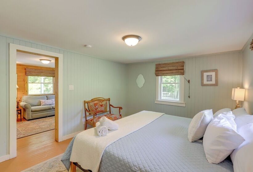 Secluded Marshall Cottage: Hot Tub + Mountain View