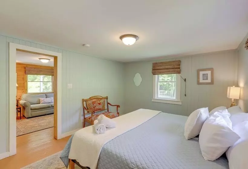 Secluded Marshall Cottage: Hot Tub + Mountain View