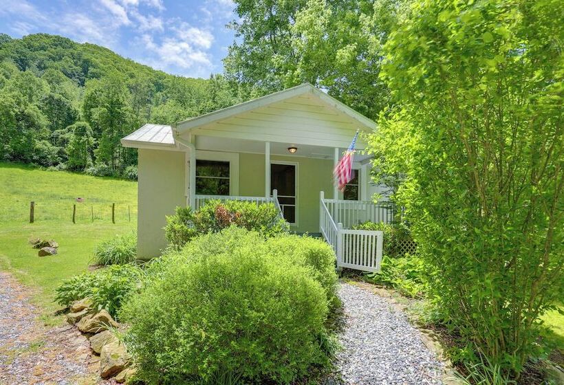 Secluded Marshall Cottage: Hot Tub + Mountain View