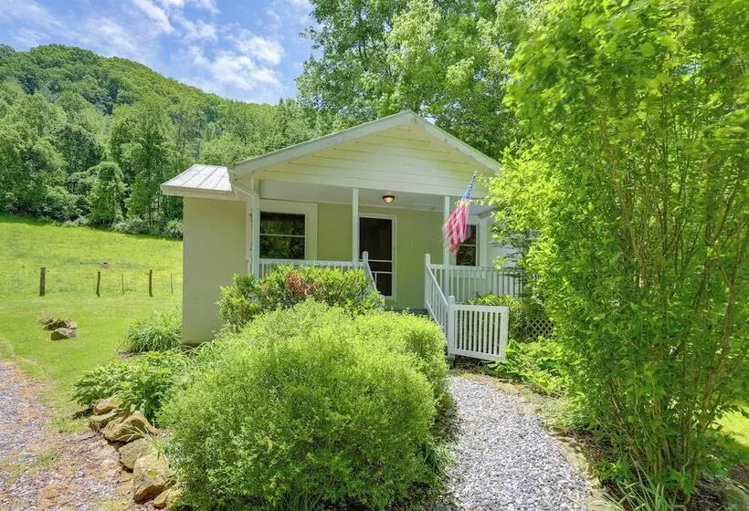 Secluded Marshall Cottage: Hot Tub + Mountain View