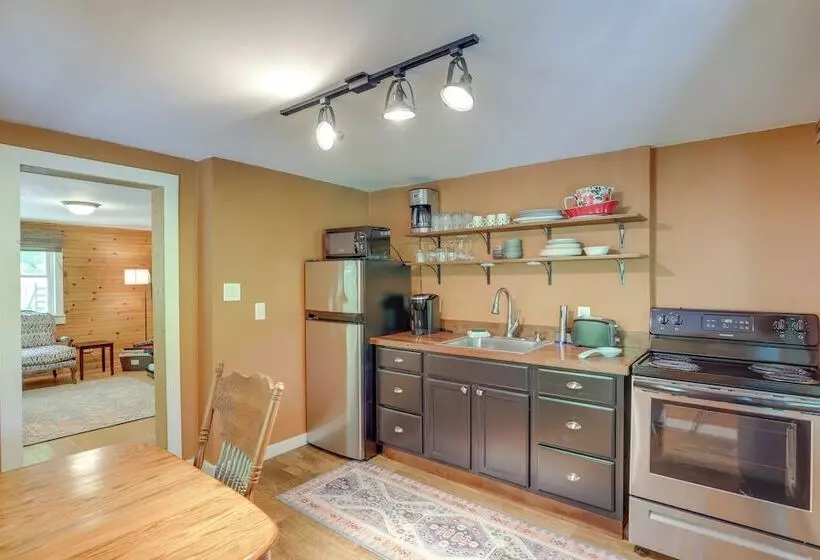 Secluded Marshall Cottage: Hot Tub + Mountain View