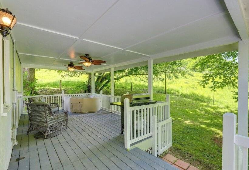 Secluded Marshall Cottage: Hot Tub + Mountain View