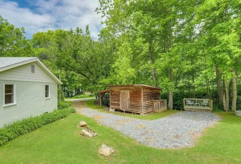 Secluded Marshall Cottage: Hot Tub + Mountain View