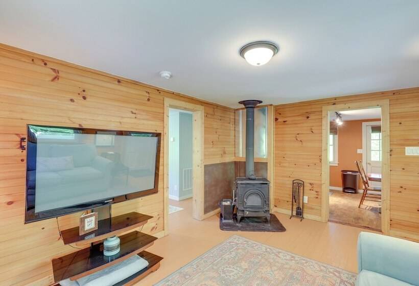 Secluded Marshall Cottage: Hot Tub + Mountain View