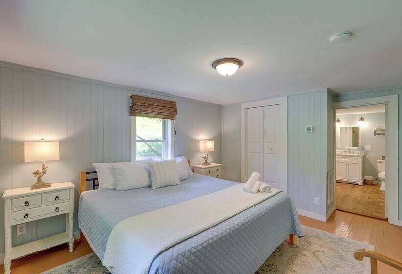 Secluded Marshall Cottage: Hot Tub + Mountain View