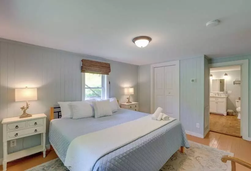 Secluded Marshall Cottage: Hot Tub + Mountain View