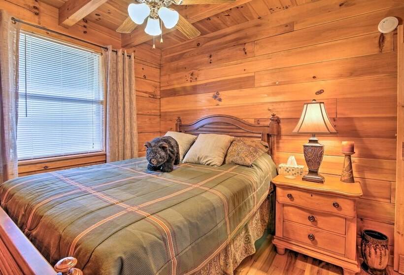 Smoky Mountain Retreat W/ Deck & Mountain Views!