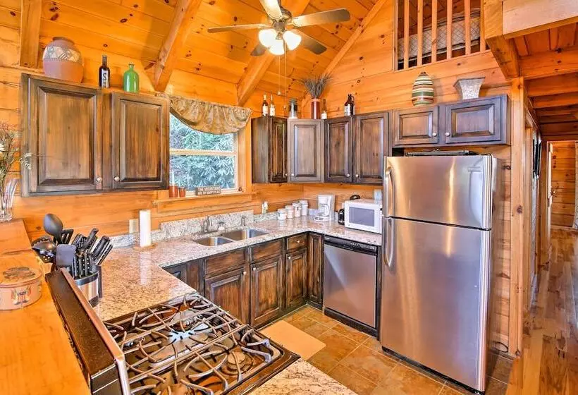 Smoky Mountain Retreat W/ Deck & Mountain Views!