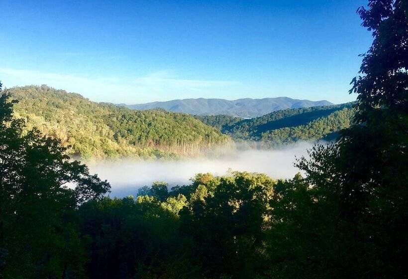 Smoky Mountain Retreat W/ Deck & Mountain Views!