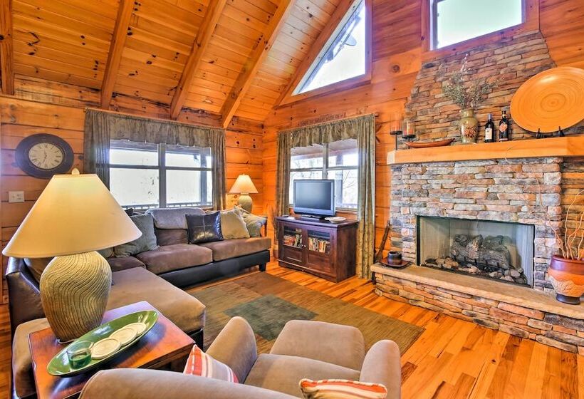 Smoky Mountain Retreat W/ Deck & Mountain Views!