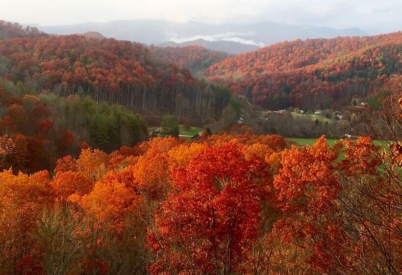 Smoky Mountain Retreat W/ Deck & Mountain Views!